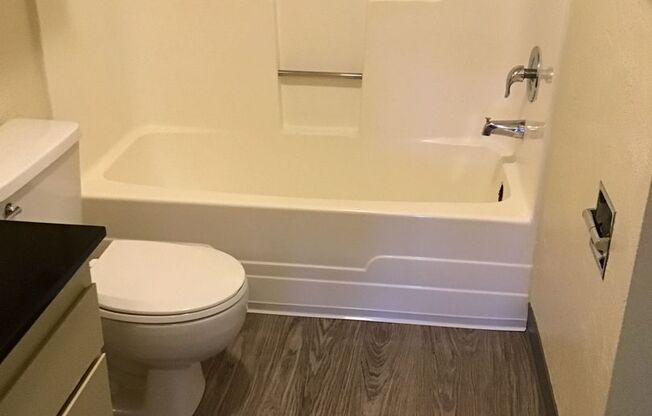 2 beds, 1.5 baths, 1,100 sqft, $1,697, Unit 1610