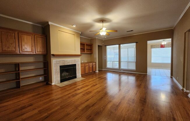 Oak Run Subdivision / 3 Bedrooms / 1 Story / Fridge Included/ Fenced in Yard / NBISD