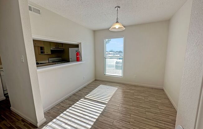 2 beds, 1 bath, 888 sqft, $1,300, Unit Unit 26