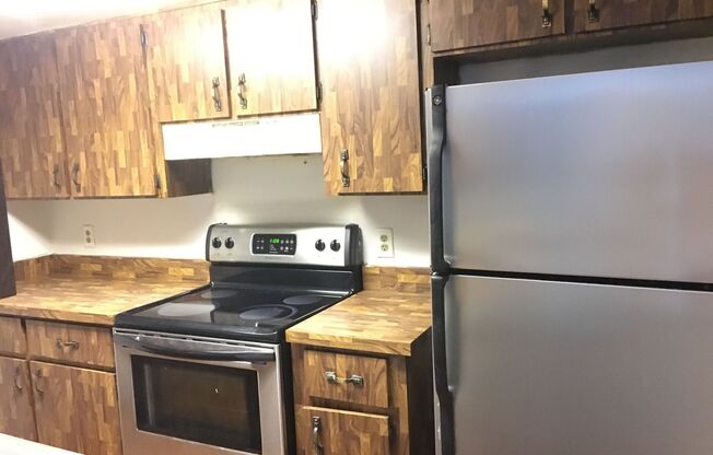 FOR RENT!!! BEAUTIFUL AND RECENTLY UPDATE 2 BEDROOM 1.5 TOWNHOME...