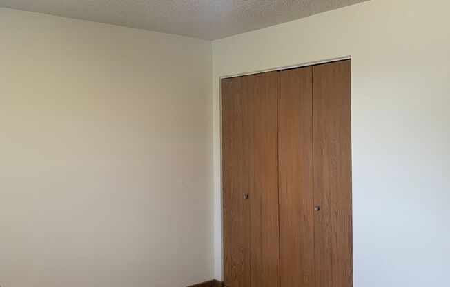 2 beds, 1 bath, $875, Unit A