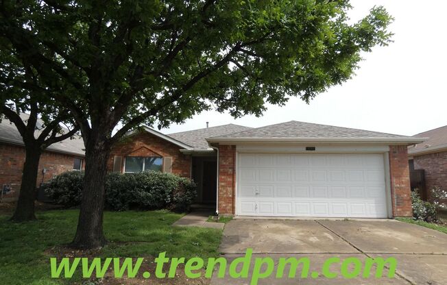 Bright, clean & open concept 4/2/2 home in Chisholm Ridge close to schools/shopping/freeways!