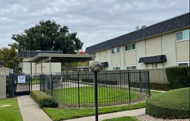 2 beds, 1.5 baths, 1,040 sqft, $1,650, Unit Apt 25
