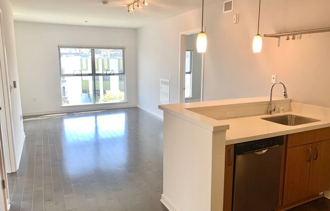 Sunny Modern Mission 2BR/2BA Condo - Balcony! Views! Laundry! PROGRESSIVE