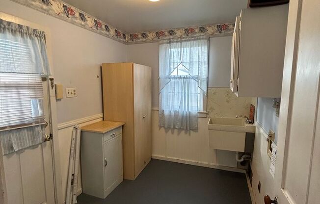 2 beds, 1 bath, $1,295, Unit Apt. B