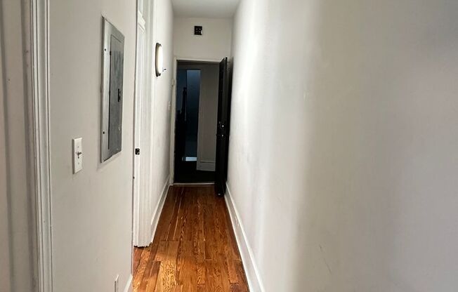 1 bed, 1 bath, $1,075, Unit 2R