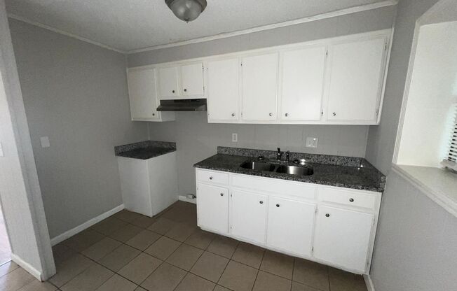 2 beds, 1 bath, $850, Unit #E