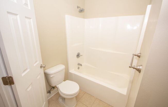 2 beds, 2 baths, $900, Unit Apt G