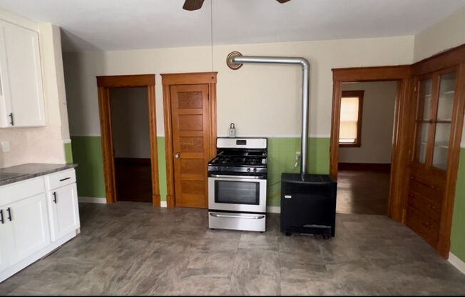 2 beds, 1 bath, $1,395