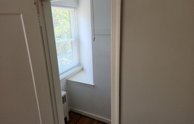 2 beds, 1 bath, 897 sqft, $2,135, Unit E-08