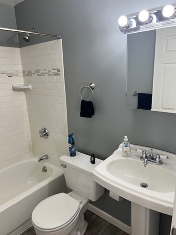 2 beds, 1 bath, 764 sqft, $2,100, Unit 1-27