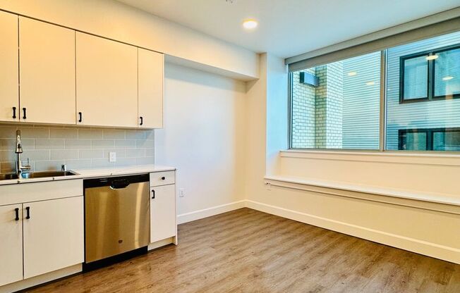 Studio, 1 bath, 327 sqft, $1,550, Unit 410-204