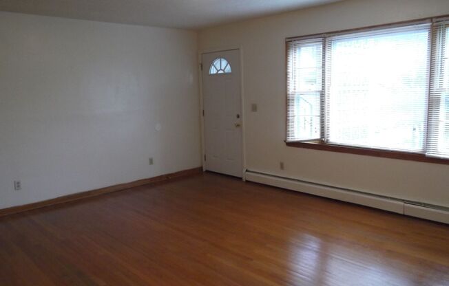 2 beds, 1 bath, 903 sqft, $1,250, Unit B-3