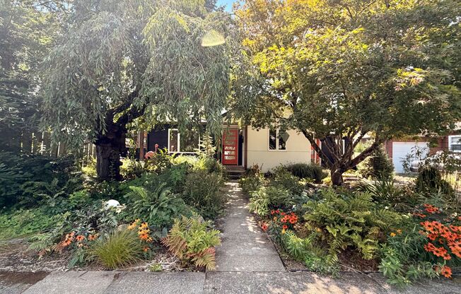 3BD/2BA SE Portland Gem featuring Spacious Backyard & Updated Interiors