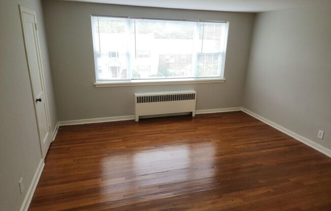 2 beds, 1 bath, 897 sqft, $2,335, Unit E-14