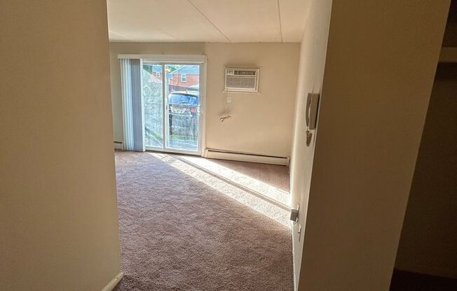 2 beds, 1.5 baths, 934 sqft, $1,650, Unit Q01