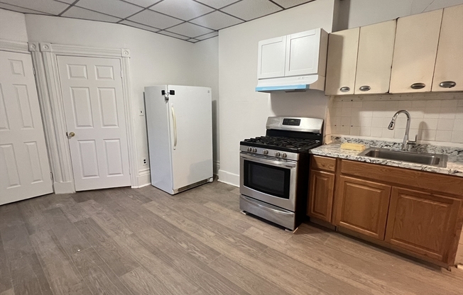 3 beds, 1 bath, $2,600, Unit 1