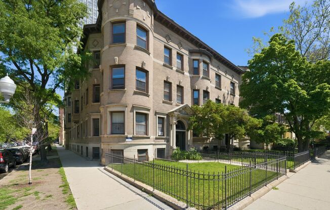 SHERIDAN SQUARE - 668-72 W. Sheridan Rd; 3915-17 N. Pine Grove Chicago, IL 60613
