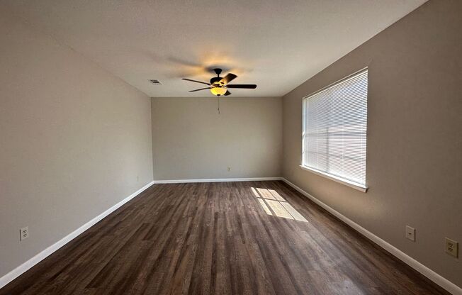 2 beds, 1 bath, $1,095, Unit Unit B