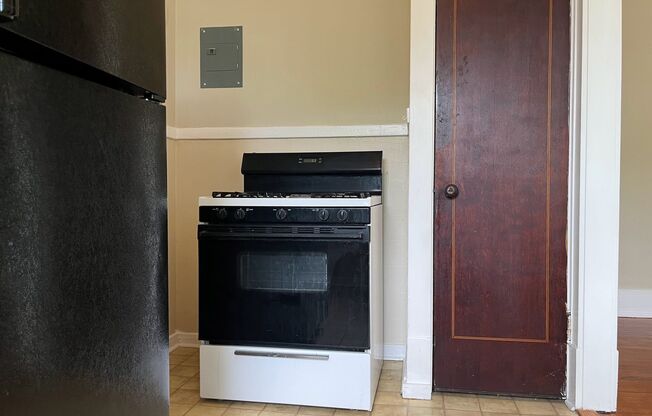 1 bed, 1 bath, $995, Unit 27D