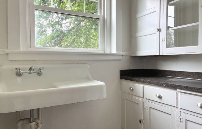 2 beds, 1 bath, $1,300, Unit 1A