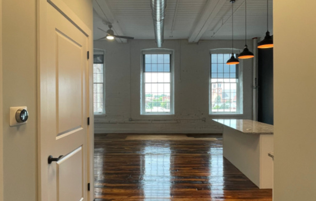2 beds, 2 baths, 1,300 sqft, $2,375, Unit 600-404