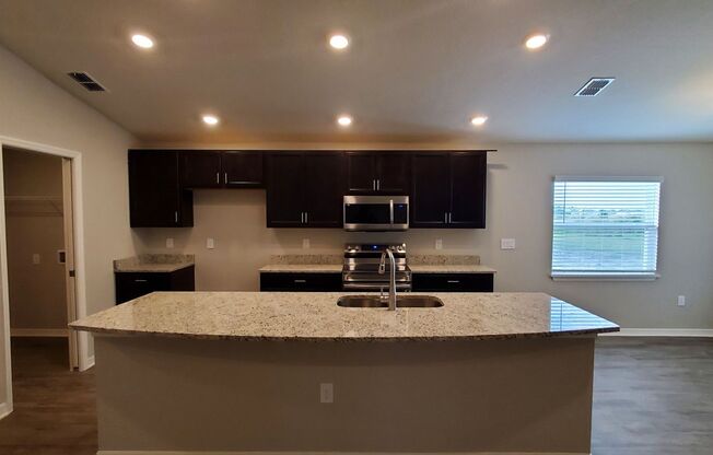 Like NEW!!! 4-Bedroom, 2-Bathroom in Villamar Winter Haven