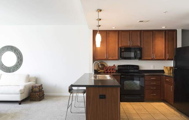 Interiors-Midtown-Crossing-Apartments-Omaha-NE-one-bedroom-apartment