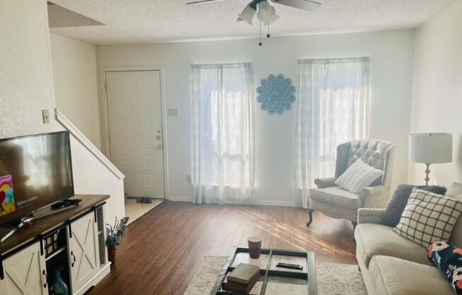 2 Bd / 2 Ba Townhome Minutes Away From Campus & Downtown!
