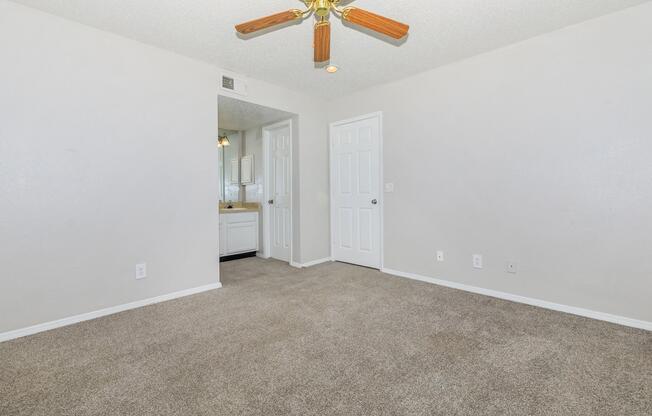 2 beds, 2 baths, 933 sqft, $925