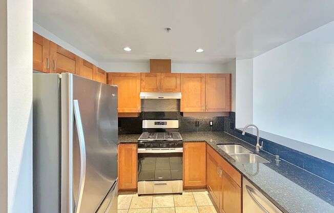Beautiful 2BD/2BA W/ A/C, Reserved Parking, and Private Balcony in Bankers Hill!