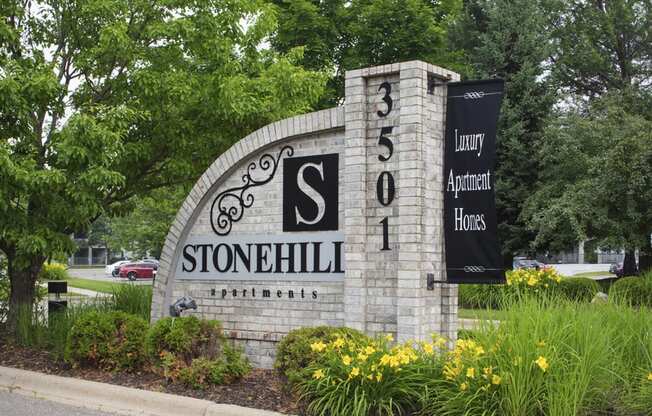 Brick sign that says "Stonehill Apartments"