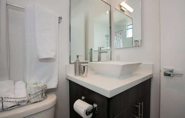 Bathroomat Midvale Apartments, California, 90024