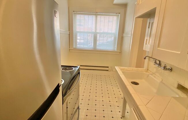 Studio, 1 bath, 437 sqft, $1,395, Unit 003