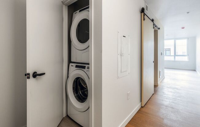 Studio, 1 bath, 300 sqft, $1,599, Unit 419