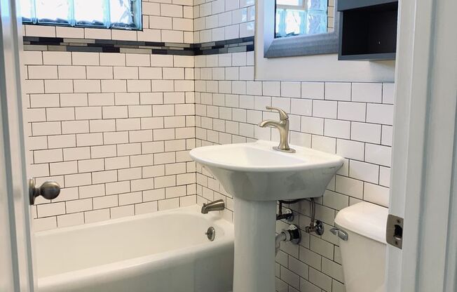 Studio, 1 bath, $725, Unit 06