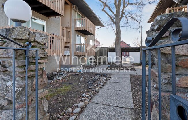 2 beds, 1 bath, $1,000, Unit Unit 03
