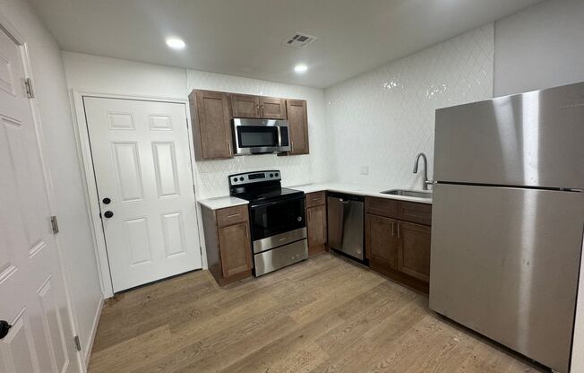 Cute 2 bedroom 1 bathroom Home!