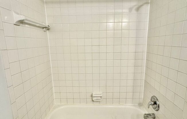 2 beds, 1 bath, 1,000 sqft, $1,295, Unit 615 Flint Rd. #5