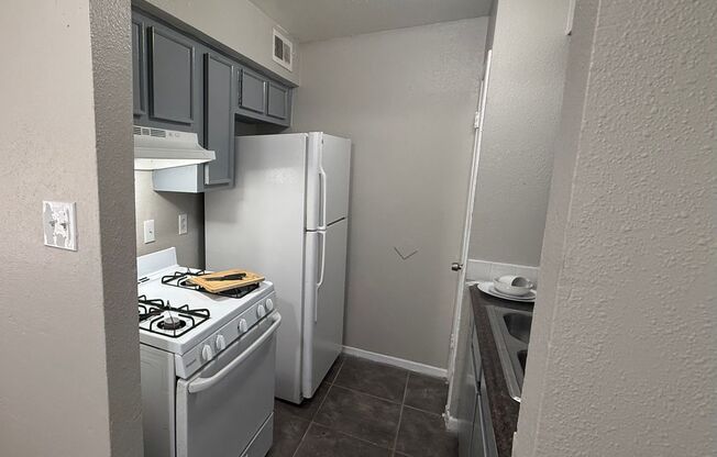 2 beds, 1 bath, $899, Unit 11
