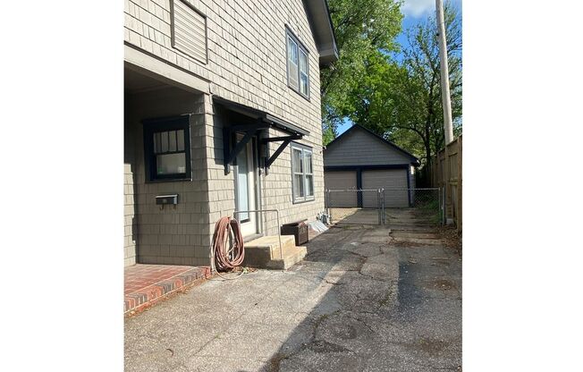 COLLEGE HILL DUPLEX w/2 car garage
