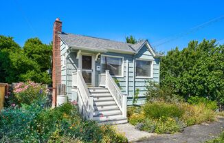 Charming 1bed/2bath Home with Lowel Level Bonus Room in West Seattle!