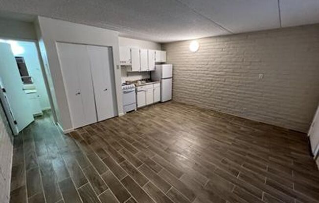 Studio, 1 bath, 332 sqft, $645, Unit 15