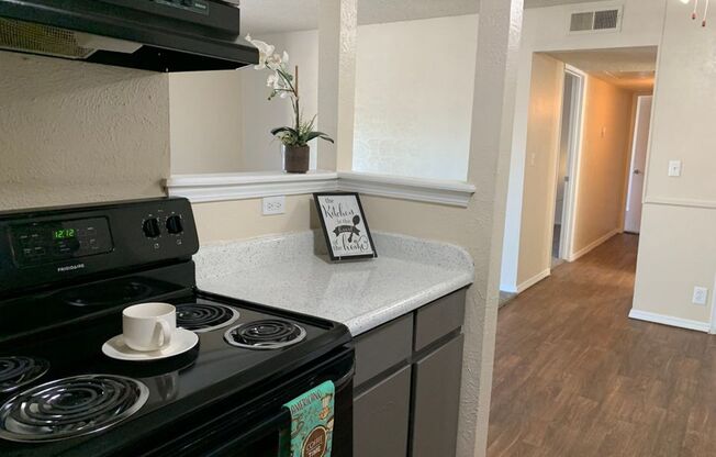 2 beds, 1 bath, 900 sqft, $1,051, Unit 16E