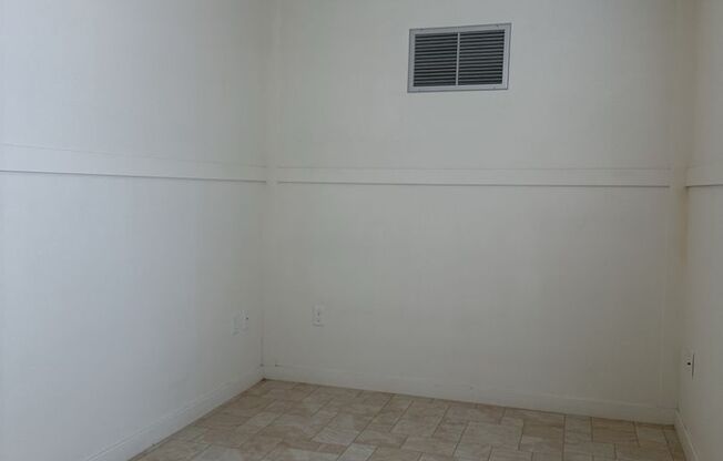 1 bed, 1 bath, 384 sqft, $795, Unit Unit 3