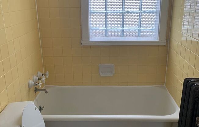 2 beds, 1 bath, 650 sqft, $1,195, Unit 298-3
