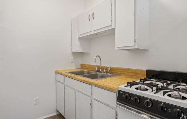 1 bed, 1 bath, 650 sqft, $909, Unit Montrose 14