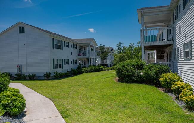 Lush landscaping at Deerbrook Apartment Homes in Wilmington, NC 28405