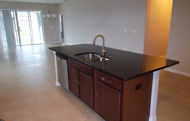 3 beds, 2 baths, $2,600, Unit Orange