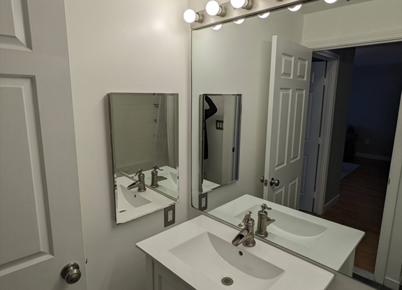 1 bed, 1 bath, 975 sqft, $2,800, Unit 9